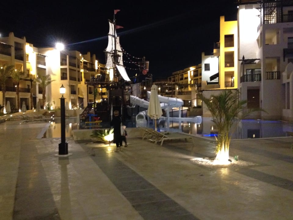 Afrikanischer Soulk am Abend Steigenberger Aqua Magic