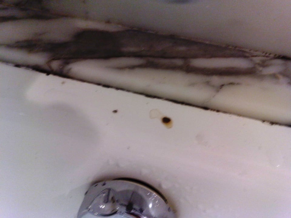 Abgeplatzte Lack,verrostete Stellen  in Badewanne Hipotels La Geria