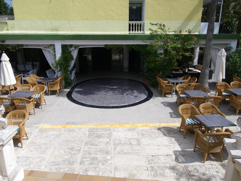 Außenbereich zwischen Bar und Pool mitte  Bahía de Alcúdia Hotel & Spa