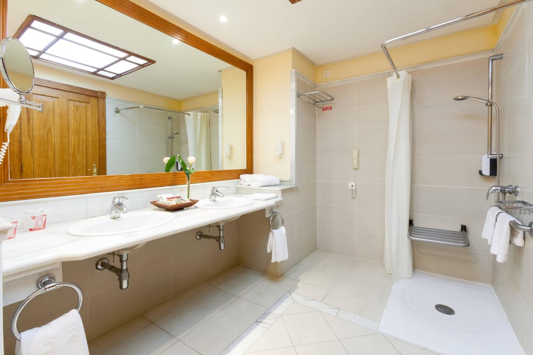 Badezimmer des barrierefreien Zimmers GF Gran Costa Adeje