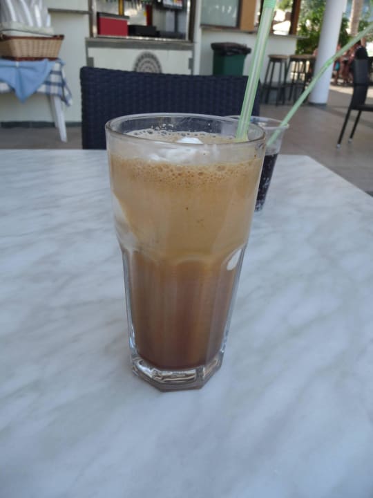 Eiskaffee in der Pool Bar Hotel Calypso Beach