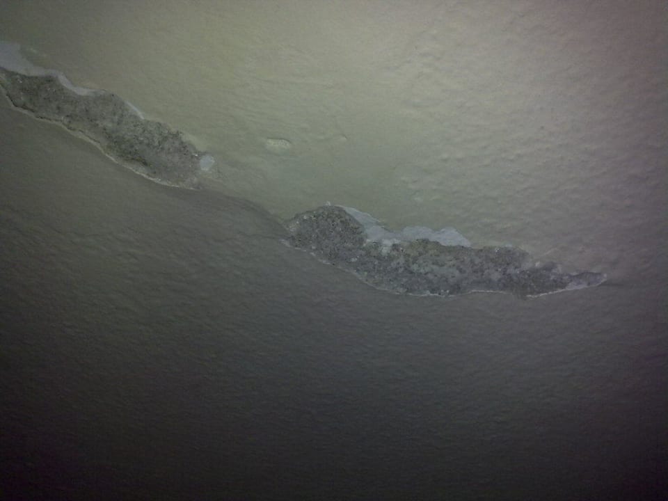 Nach Schimmelentfernung direkt neben Bett Club Hotel Anjeliq