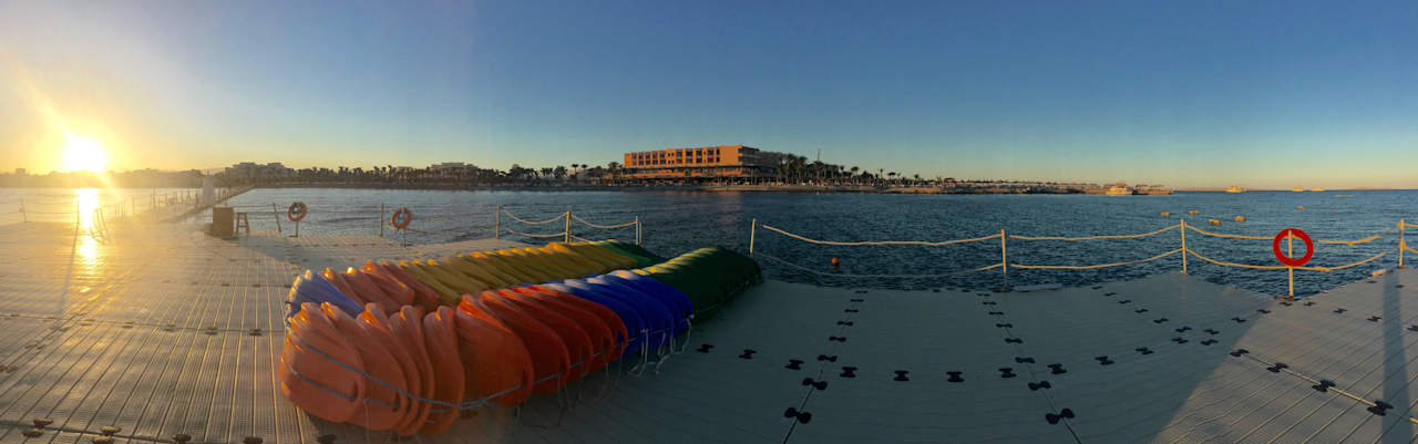 Badeplatform im Meer Beach Albatros Resort