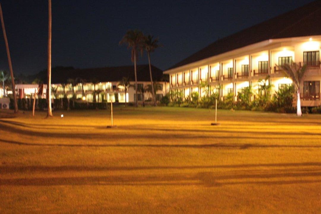 Hotel bei Nacht Novotel Chumphon Beach Resort And Golf