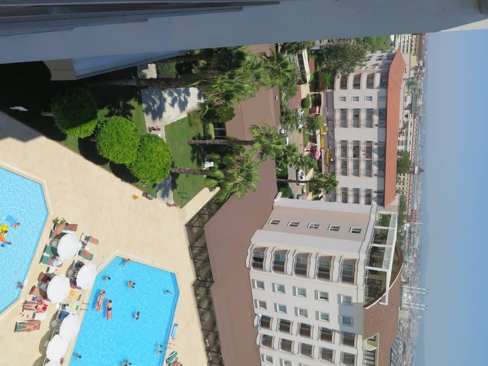 Im Hintergrund das Nebengebäude Hotel Royal Garden Beach