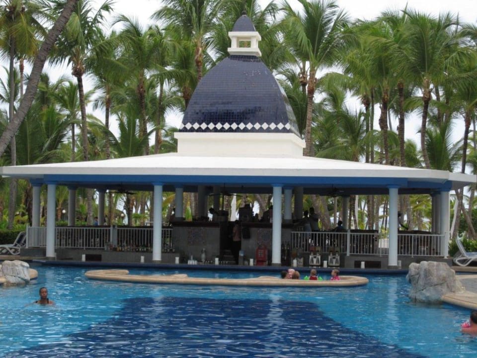 Poolbar am morgen Hotel Riu Bambu