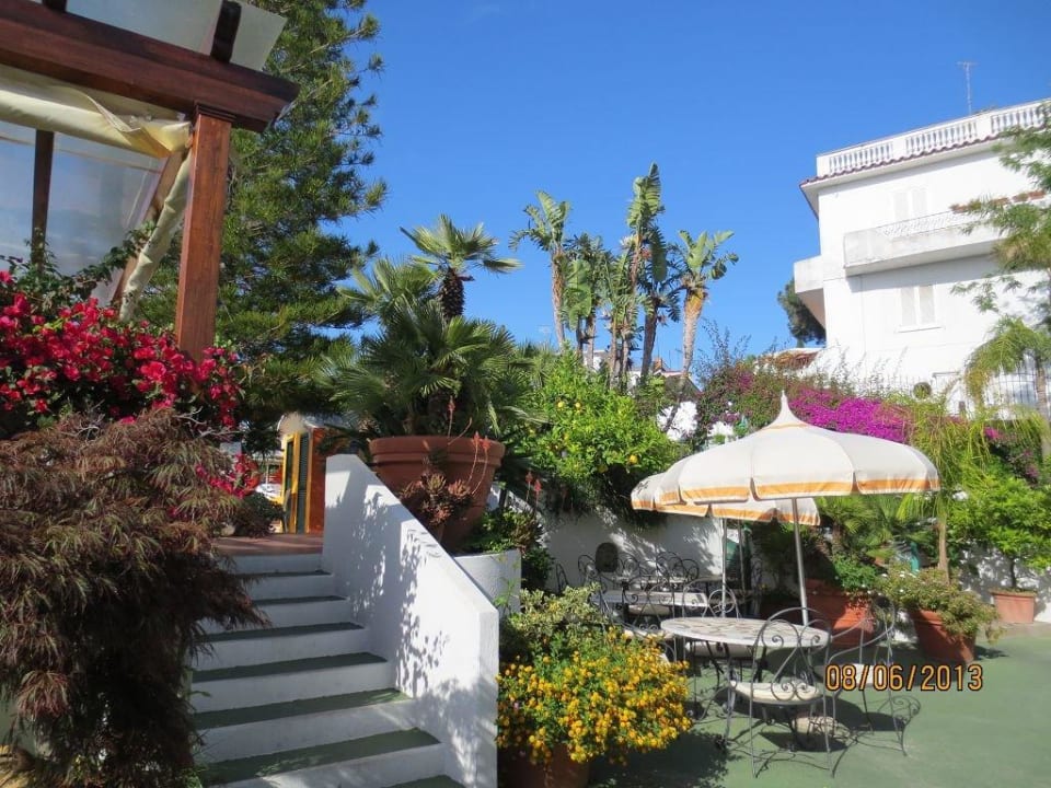 Garten und Eingangsbereich Hotel La Pergola & Villa Flavio Ischia