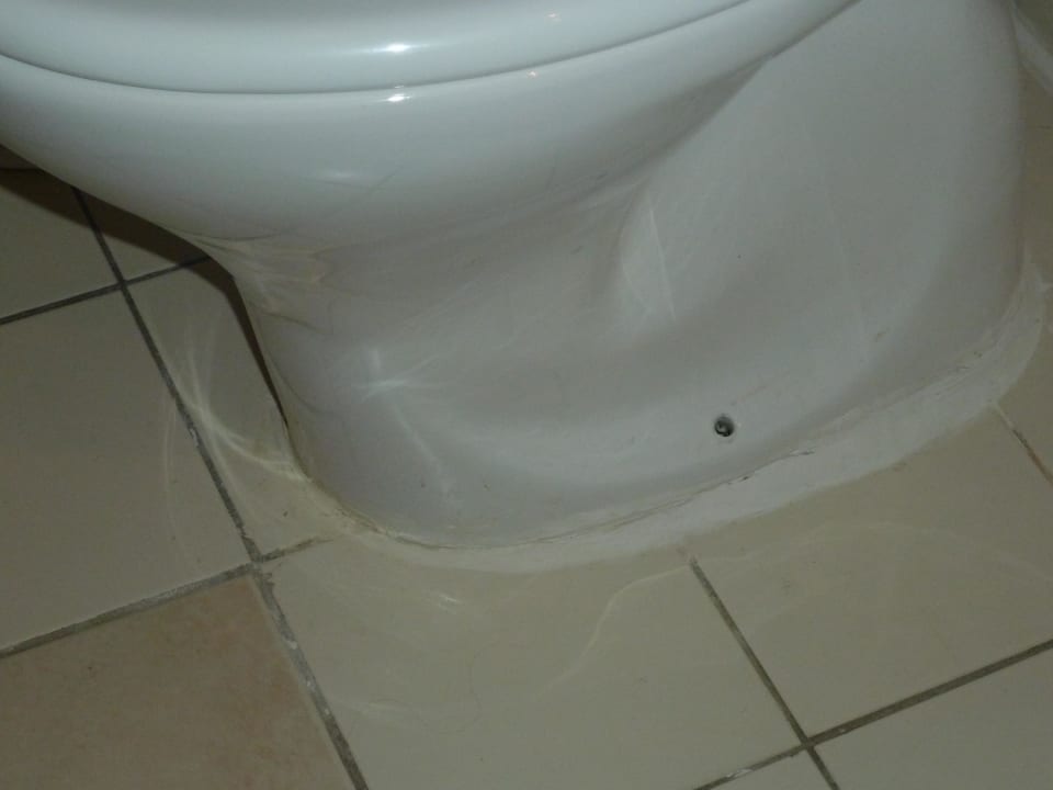 Das Klo.... nicht befestigt  Berjaya Beau Vallon Bay Resort & Casino