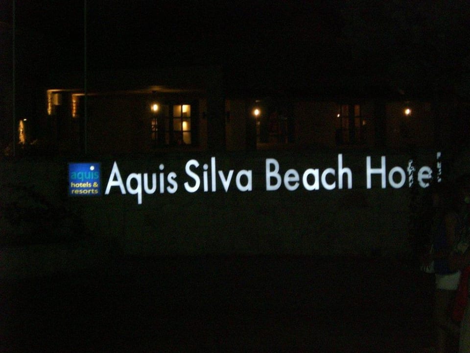 Eingang am Abend Silva Beach Hotel