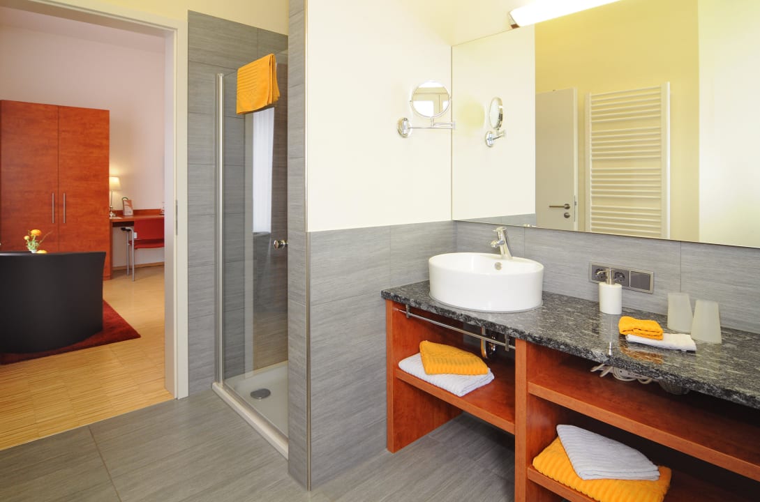 Bad des Superiorzimmers Hotel Stadtvilla Garni