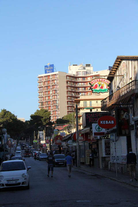 Rechts der Bierkönig Aubamar Bali