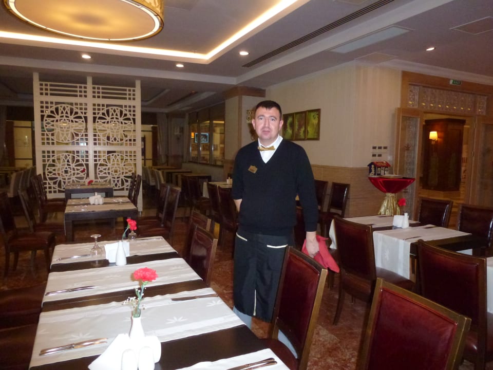 Auch ein sehr freundlicher Kellner Aydinbey Kings Palace & Spa