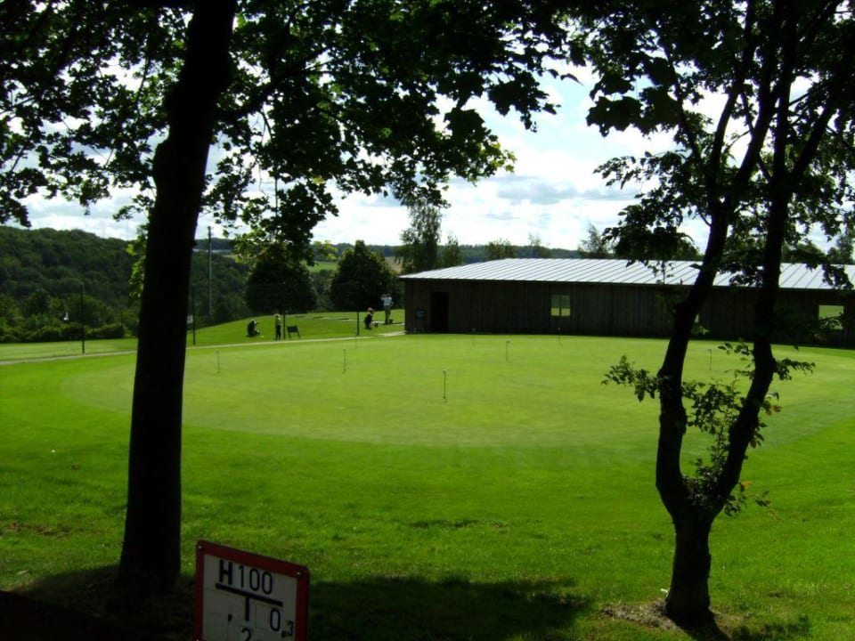 Das Gelände ges Golfplatzes direkt gegenüber DORMERO Hotel Bonn - Windhagen