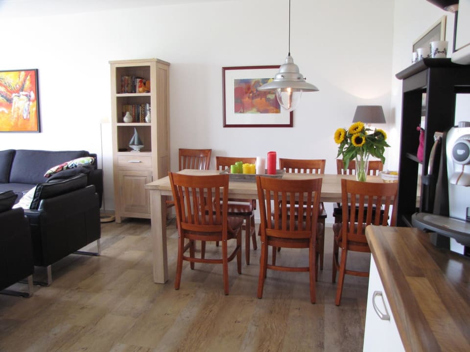 Eethoek, van de kamer met  ingerichte open keuken Weidevilla 13