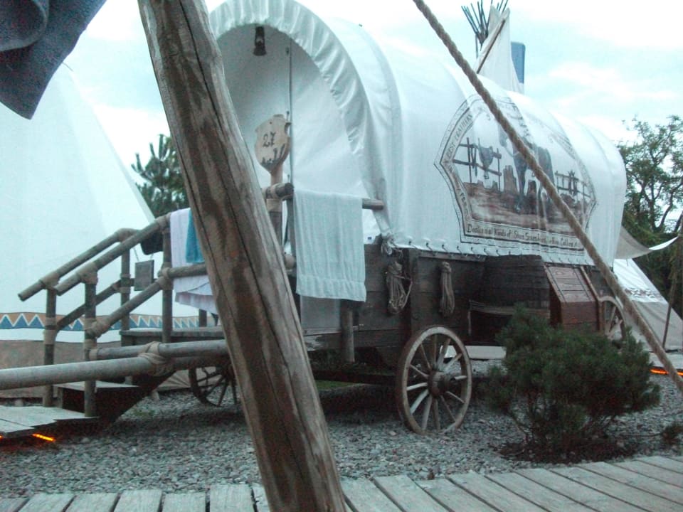 Ausblick vom Zelt auf Planwagen Tipi Town Europa-Park