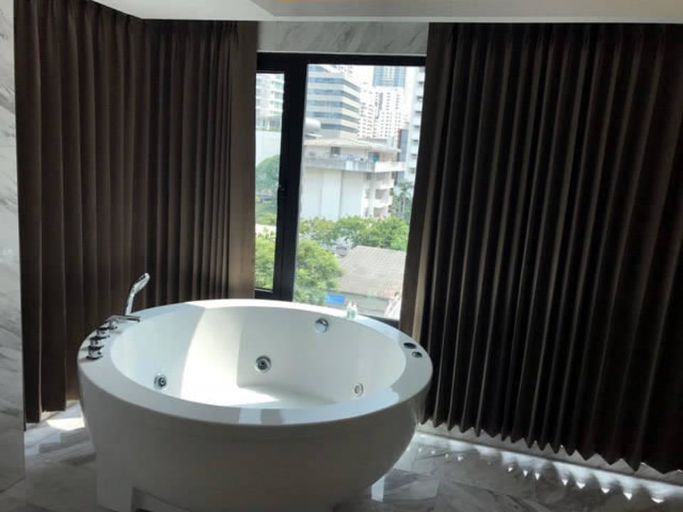 Jacuzzi (Whirlpool) im großen Bad Arte Hotel