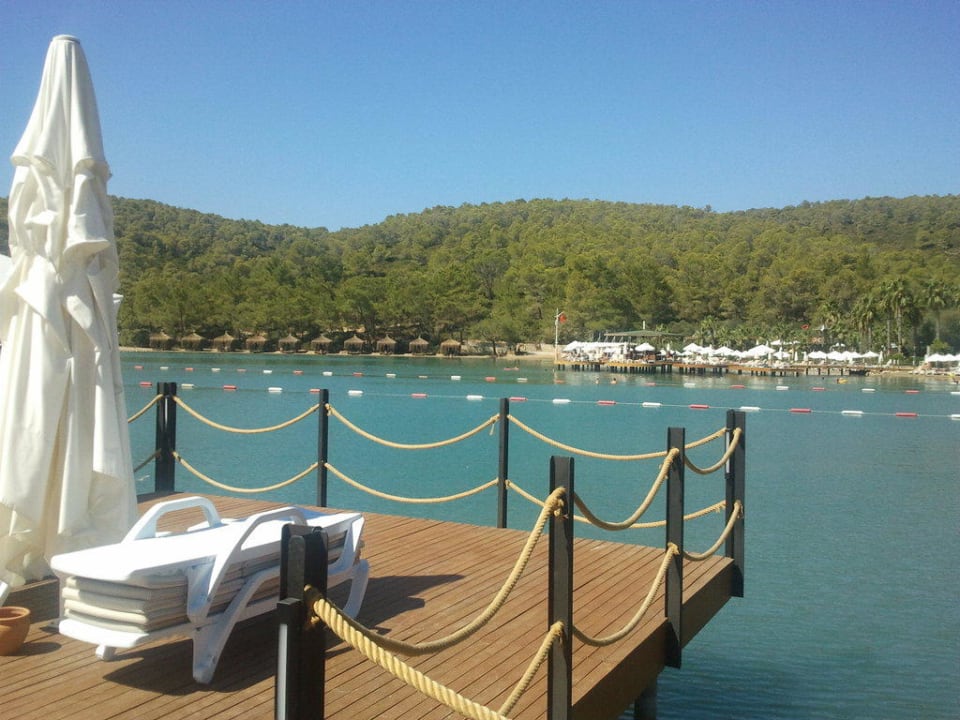 Pier II nach Rechts auf den Hauptstrand Green Bay Resort & Spa