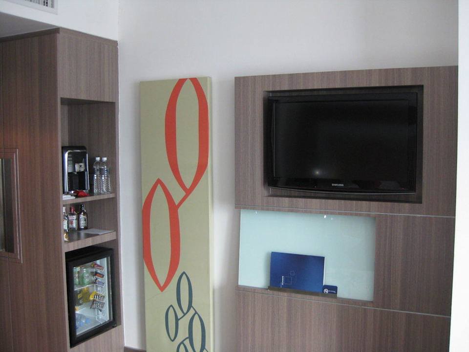 Blick auf TV und Kaffeemaschine Hilton Garden Inn Bangkok Silom