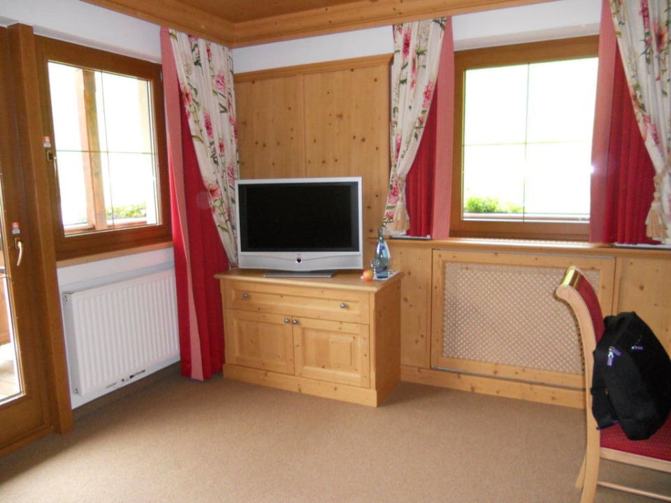 Wohnzimmer in der Suite Feuerlilie Hotel Alpenhof