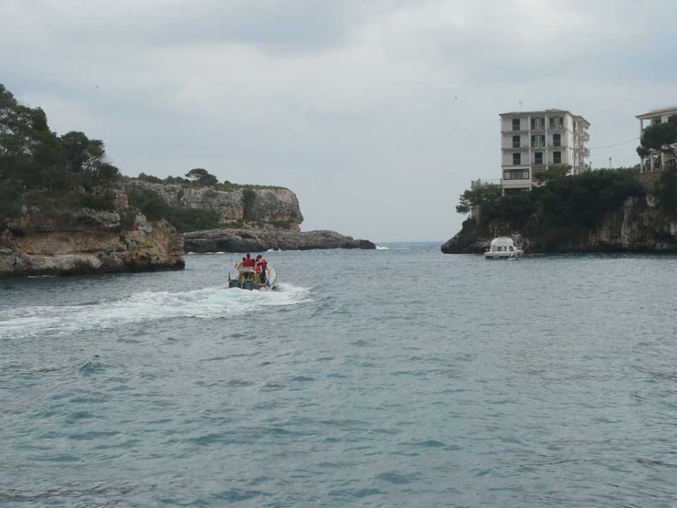 Blick vom Hafen auf das Hotel Villa Sirena