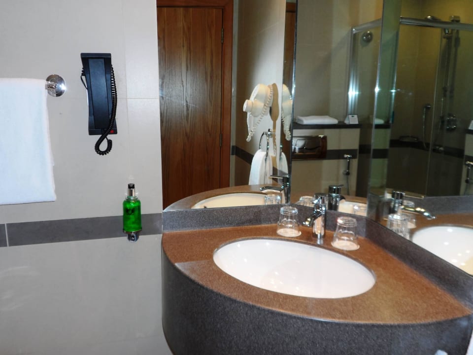 Łazienka z prysznicem Holiday Inn Express Dubai Airport