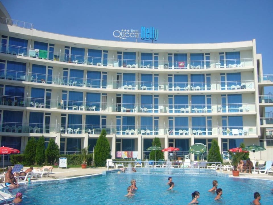 Od strony basenu Hotel Queen Nelly