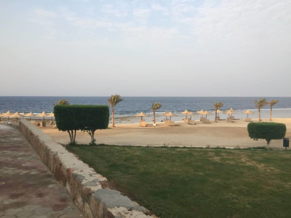 Z okna Three Corners Sea Beach Resort