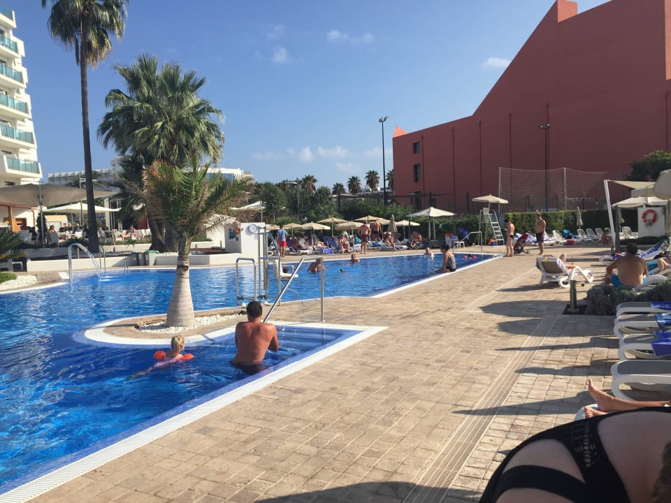 Blick über Pool seitlich auf Haus drei Hipotels Cala Millor Park
