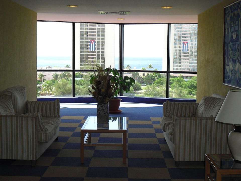Sitzecke auf dem Flur mit Blick auf das Meer Memories Miramar Havana