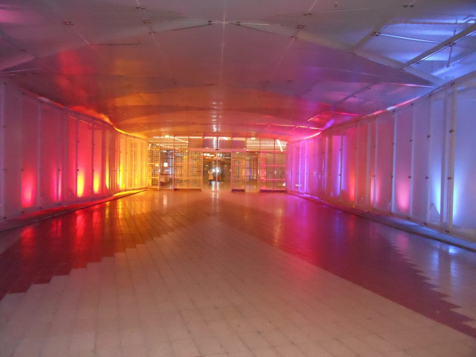 Zwischengang vom Flughafen zum Hotel Hilton Munich Airport