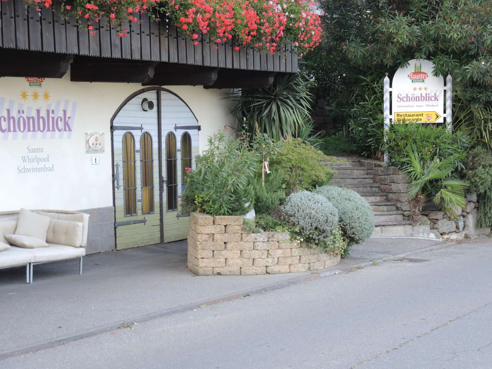 Schönblick vorderer Eingang Hotel Residence Ruster Resort