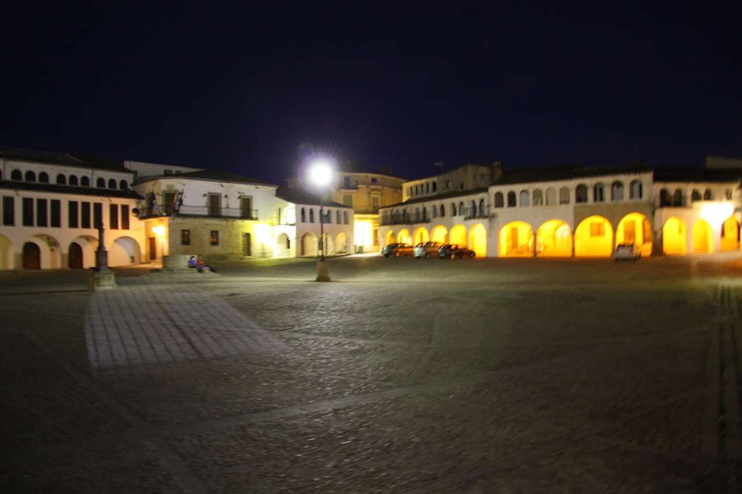 Platz vor dem Hotel Hotel Hospedería Puente de Alconétar