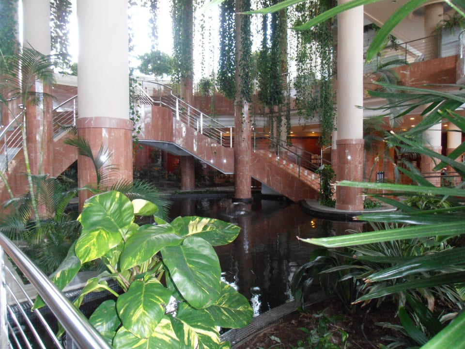 Blick vom Restaurant hoch zum Foyer Landmar Playa La Arena