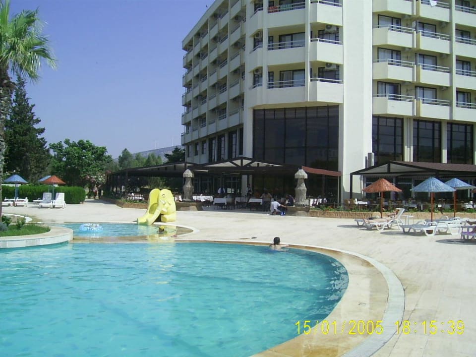 Das Hotel und der Pool Hotel The Holiday Resort