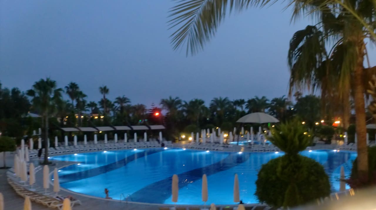 Der Pool bei Nacht Saphir Resort & Spa
