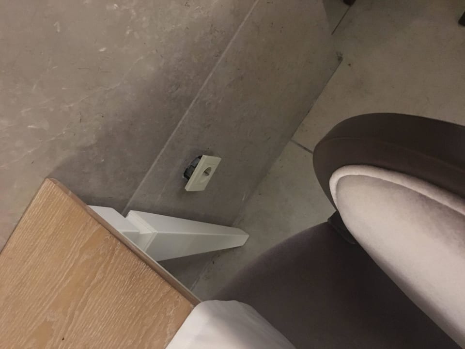 Herausfallende Steckdose im Restaurant Well Palace Side