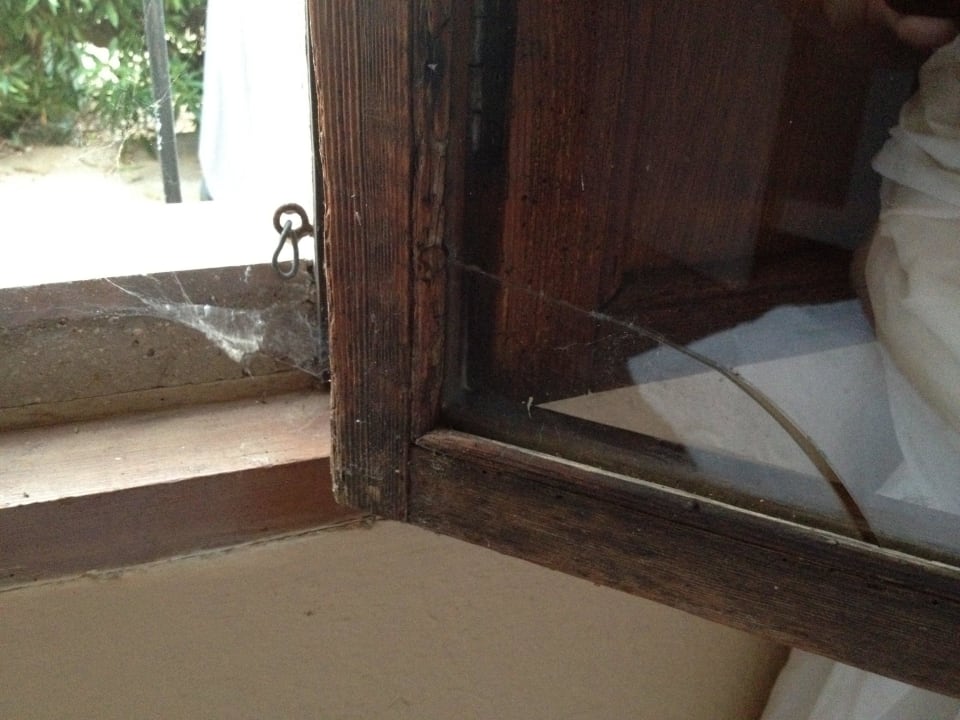 Kaputter Fenster und überall alte Spinnweben Finca Kalotta