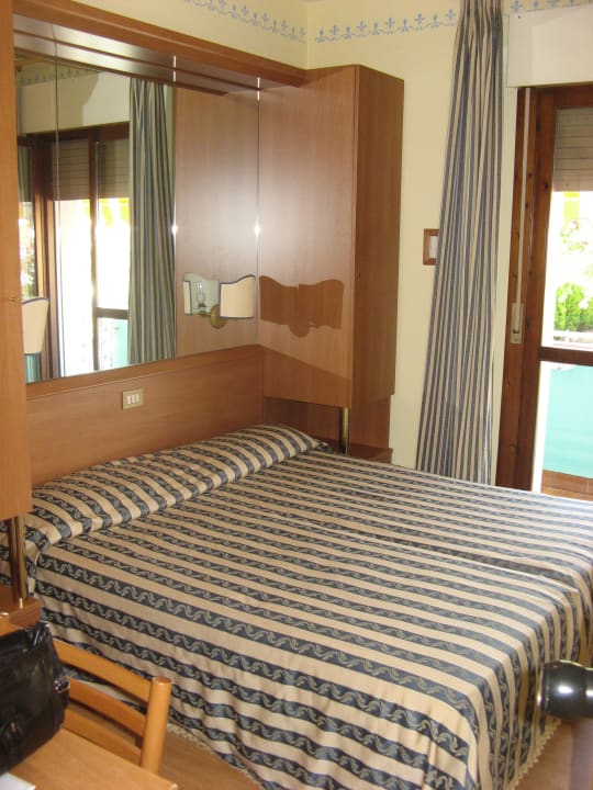 Sehr geräumiges Bett Hotel Germania