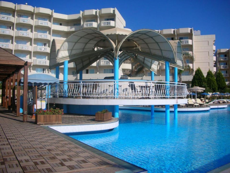 Der Pool und die Poolbar Rodos Palladium Leisure & Wellness