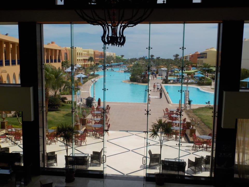 Von der Lobby in den Garten Titanic Beach Spa & Aqua Park