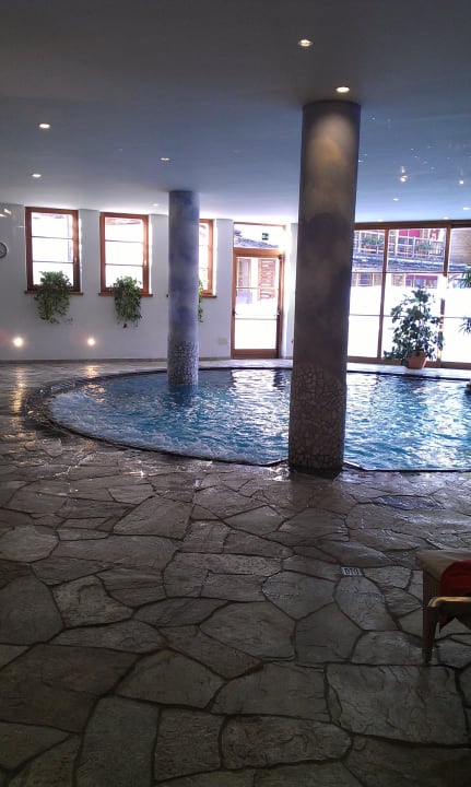 Der Innenpool Post Alpina - Family Mountain Chalets