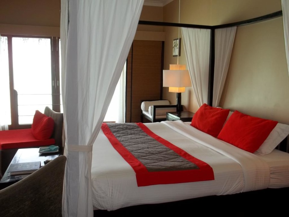 Bett im Wasserbungalow Adaaran Select Hudhuran Fushi - Premium All Inclusive