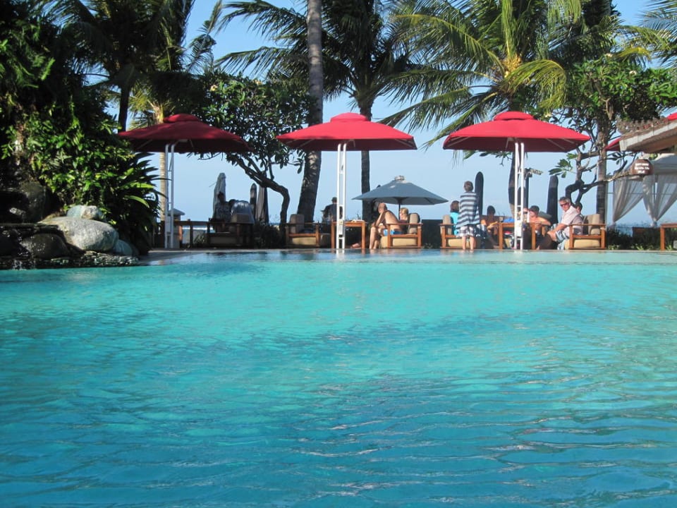 Der Pool ist quasi direkt am Meer Griya Santrian Beach Resort & Spa
