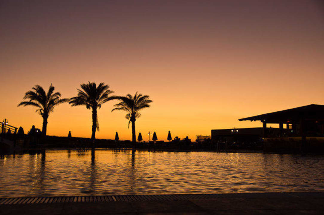 Pool 1 mit Sonnenuntergang Hotel Horizon Beach Resort