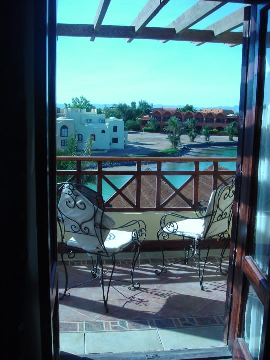 Терасса и вид на лагуну Panorama Bungalows Resort El Gouna