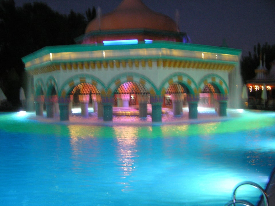 Pool Kamelya Aishen Club