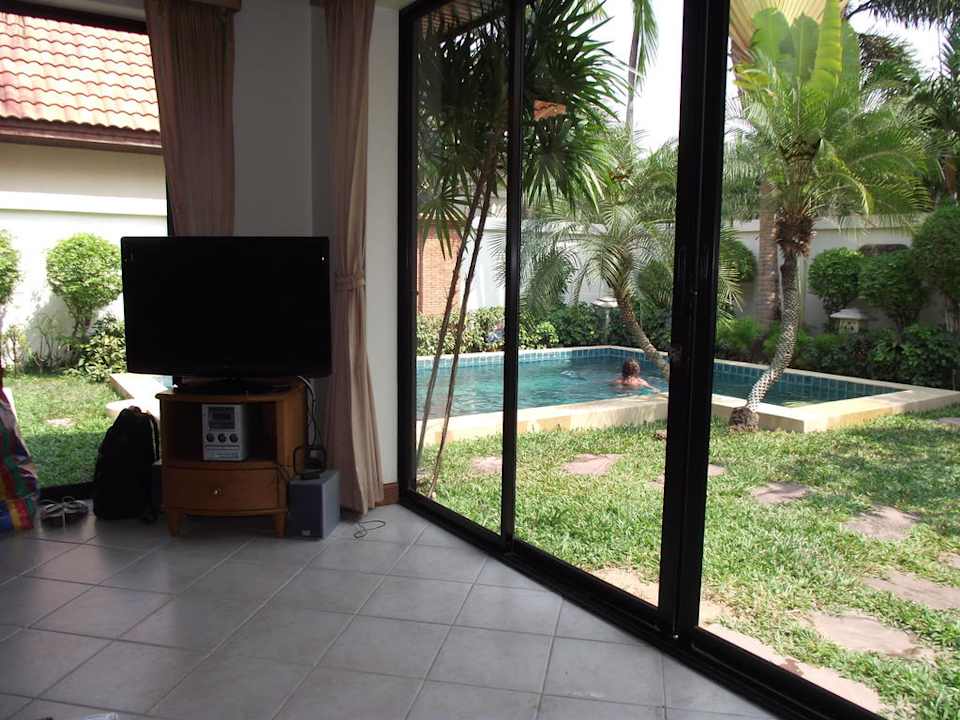 Blick aus dem Wohnzimmer zum Pool View Talay Villas Resort