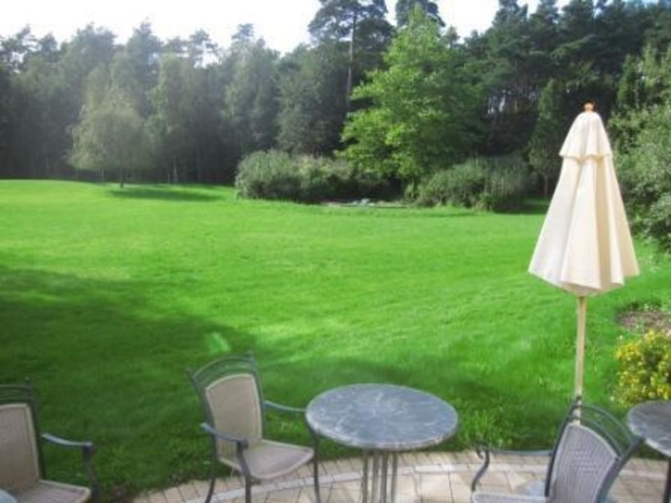 Blick von der Barterrasse in den Parkgarten Hotel Bernstein Prerow