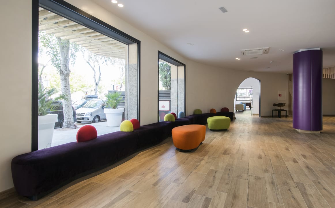 Lobby California Apartments