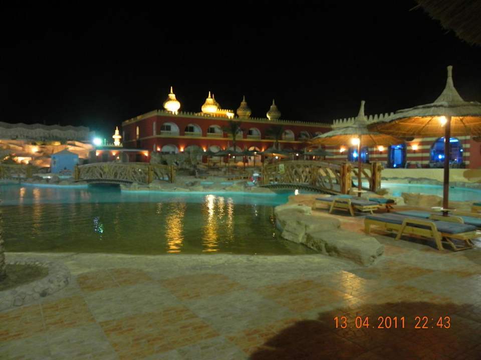 Aktivpool bei Nacht.  Pickalbatros Alf Leila Wa Leila Resort - Neverland Hurghada